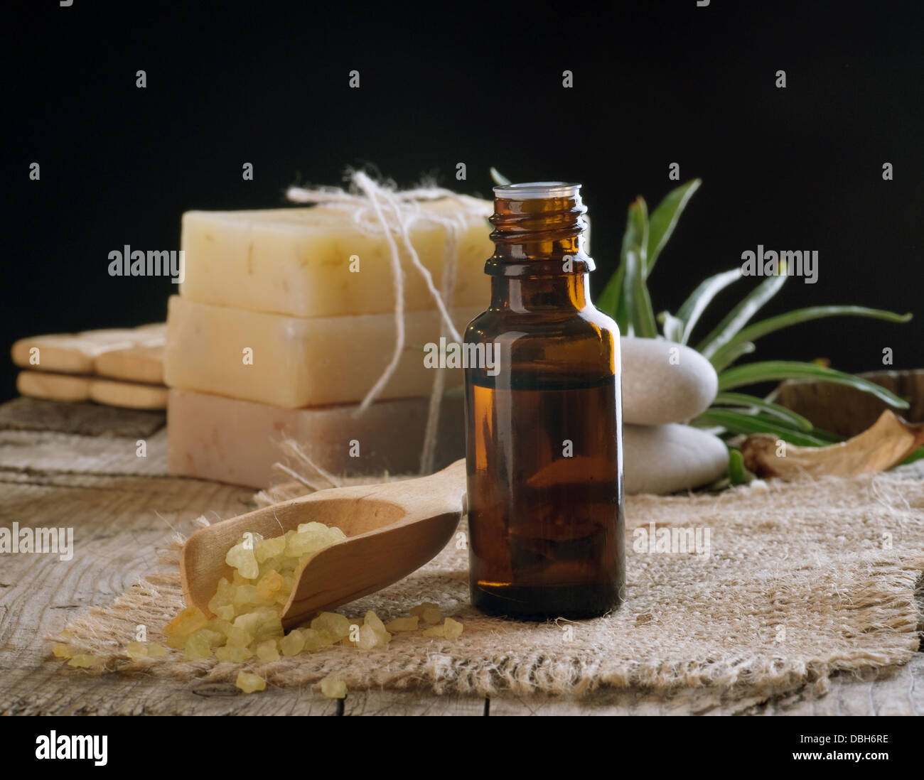 Trattamento termale. Olio essenziale. Isolato su nero Foto Stock