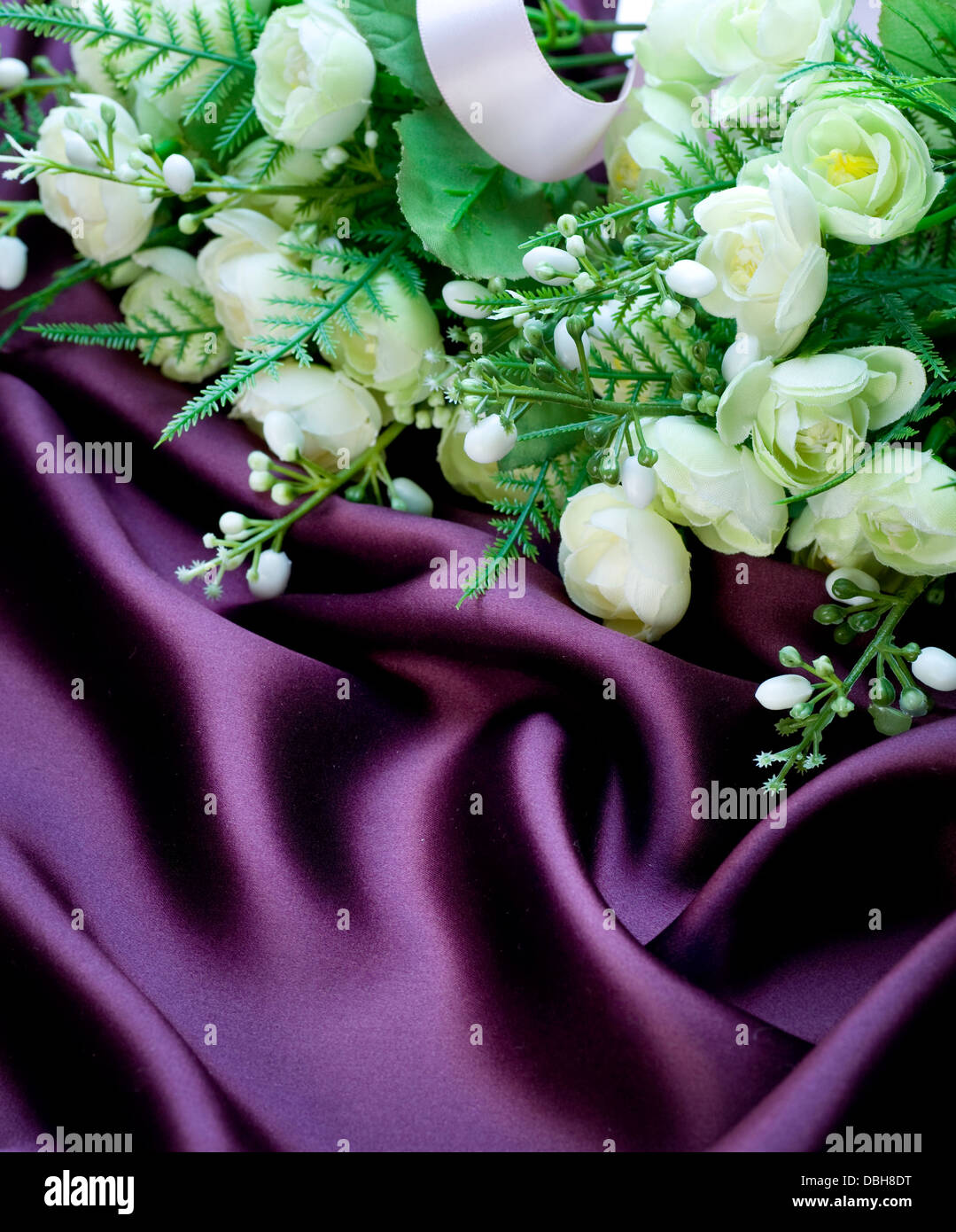 Bouquet nuziale su sfondo di seta Foto Stock