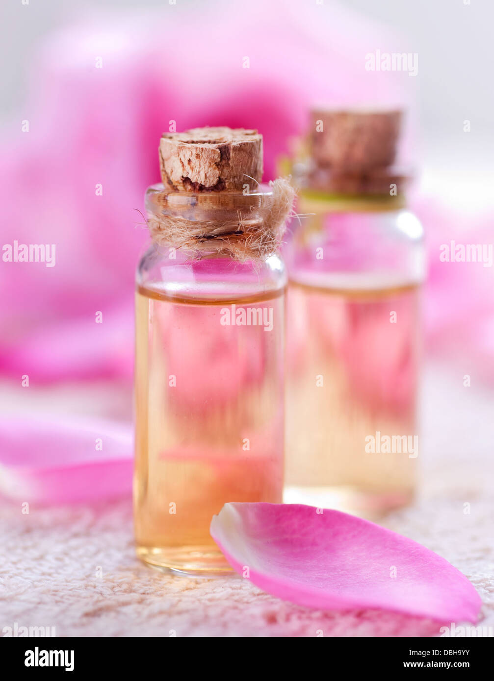 Olio essenziale per aromaterapia. Rose Spa Foto Stock