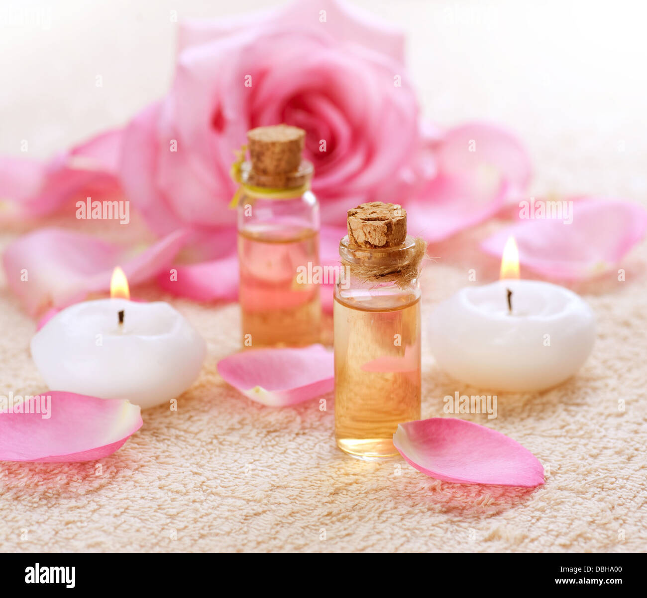 Bottiglie di olio essenziale per aromaterapia. Rose Spa Foto Stock