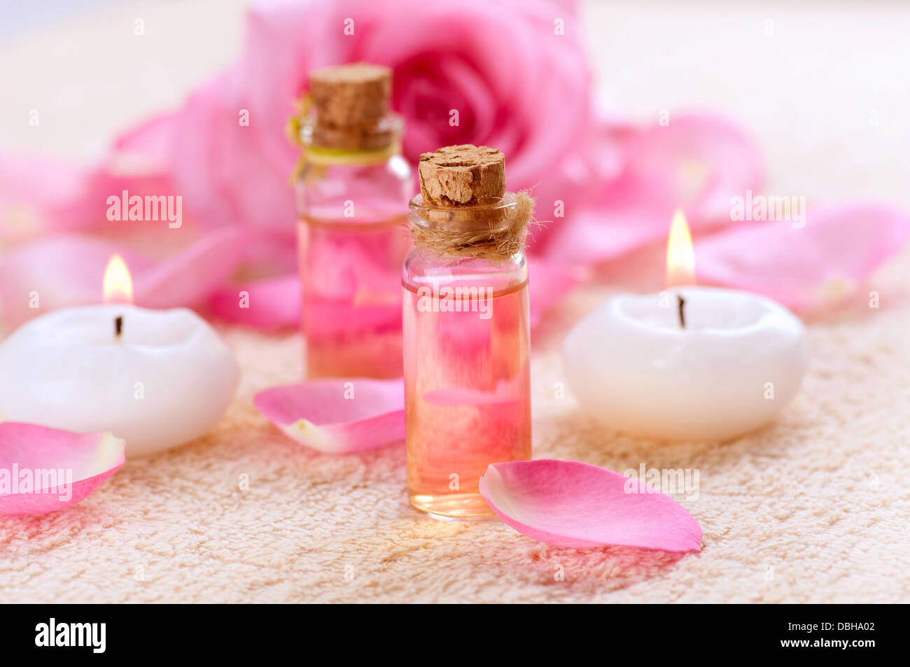 Bottiglie di olio essenziale per aromaterapia. Rose Spa Foto Stock