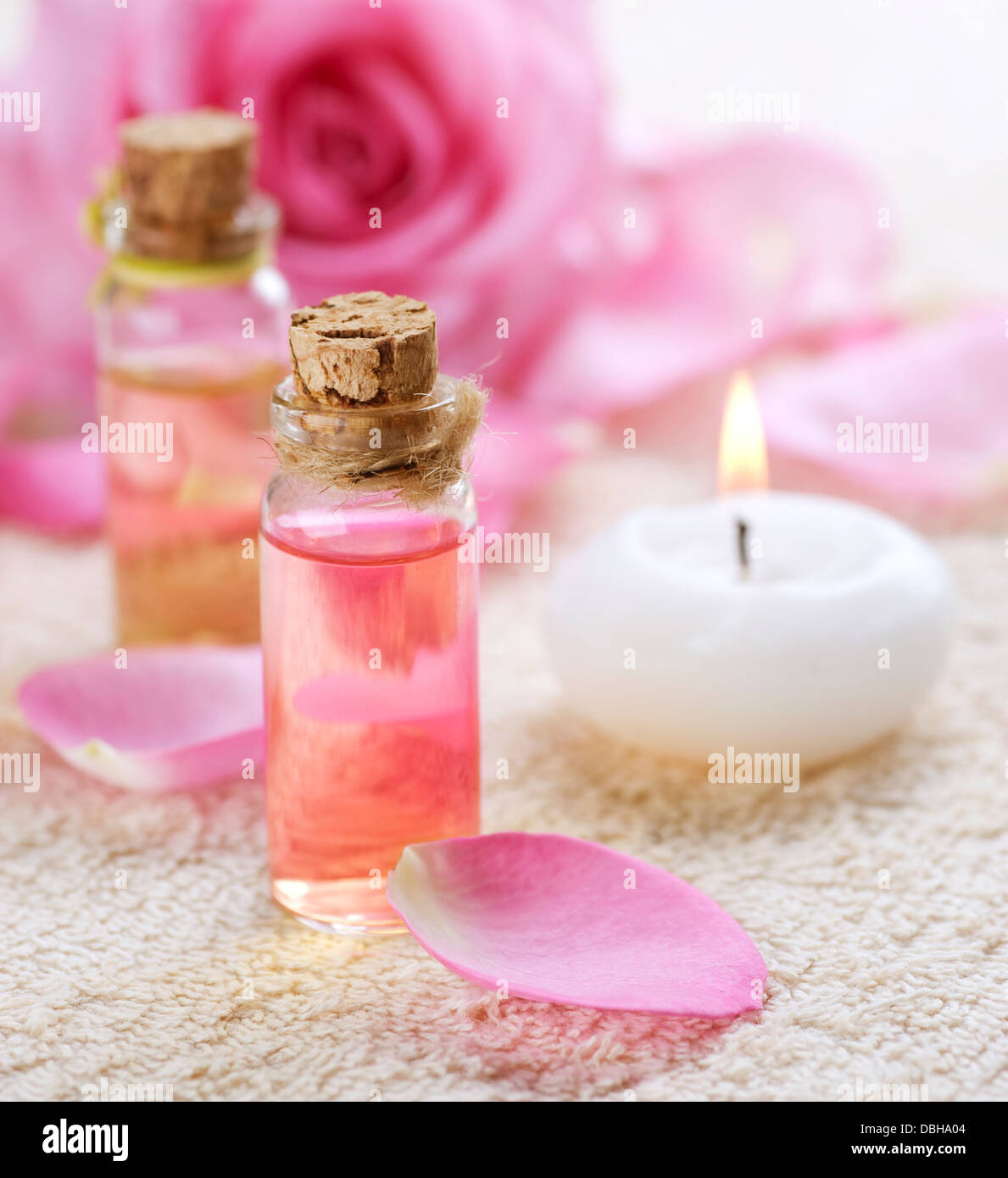 Bottiglie di olio essenziale per aromaterapia. Rose Spa Foto Stock
