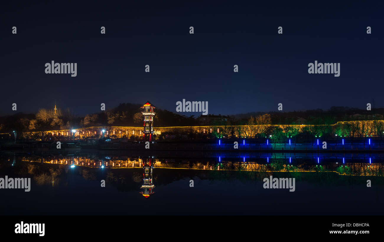 Nanjing, Cina. Vista notturna sul fiume Qinhuai con le antiche mura della città in background Foto Stock