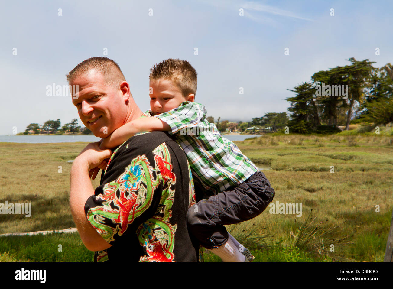 Padre e figlio giocoso insieme all'aperto. Foto Stock