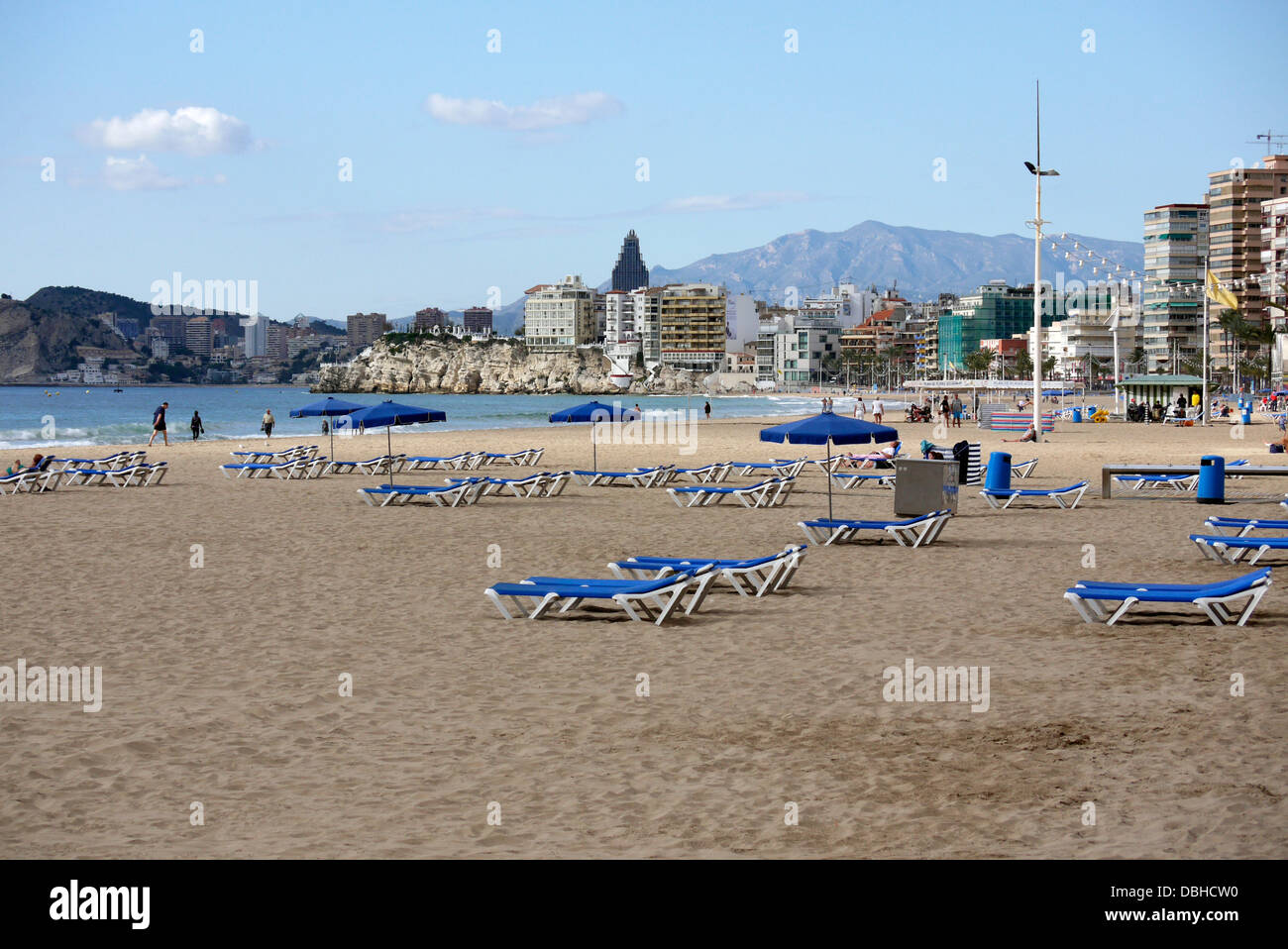 Spiaggia tranquilla in inverno il sole, dicembre presso la spiaggia di Levante a Benidorm Costa Blanca Spagna Foto Stock