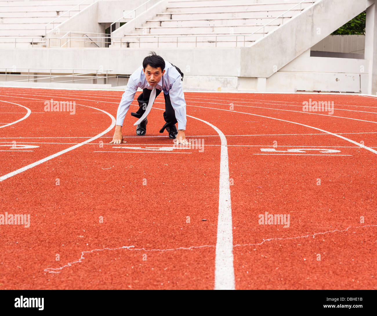 Una business uomini pronti sulla linea di partenza della pista di avere la competizione con lui self Foto Stock