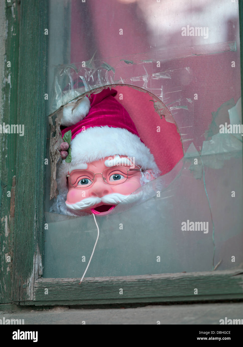 Santa maschera sulla finestra in Bucarest Romania Foto Stock