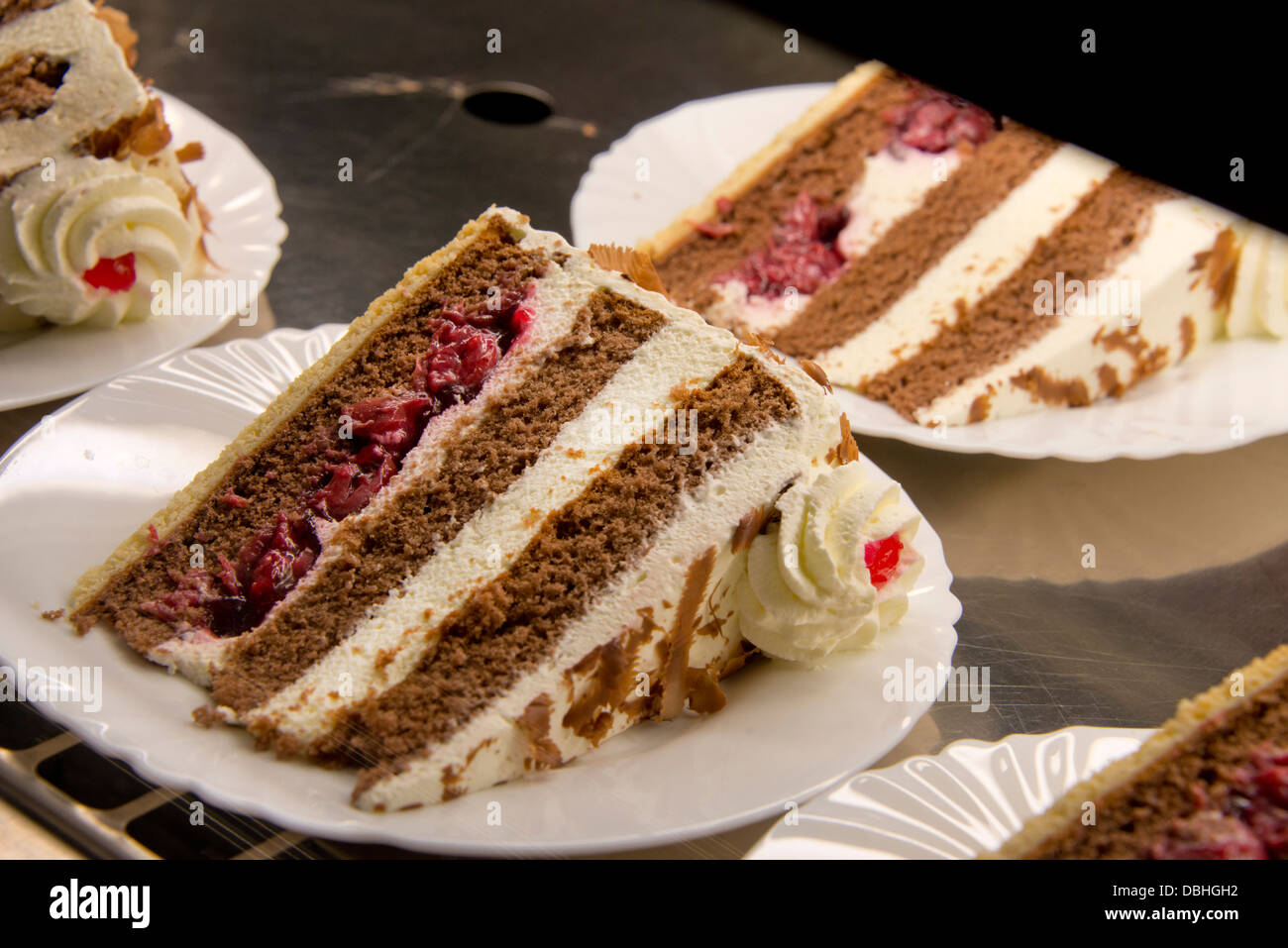 Germania, Foresta Nera, Hollsteig. Hofgut Sternen Black Forest Village. Tedesco tradizionale torta della Foresta Nera. Foto Stock