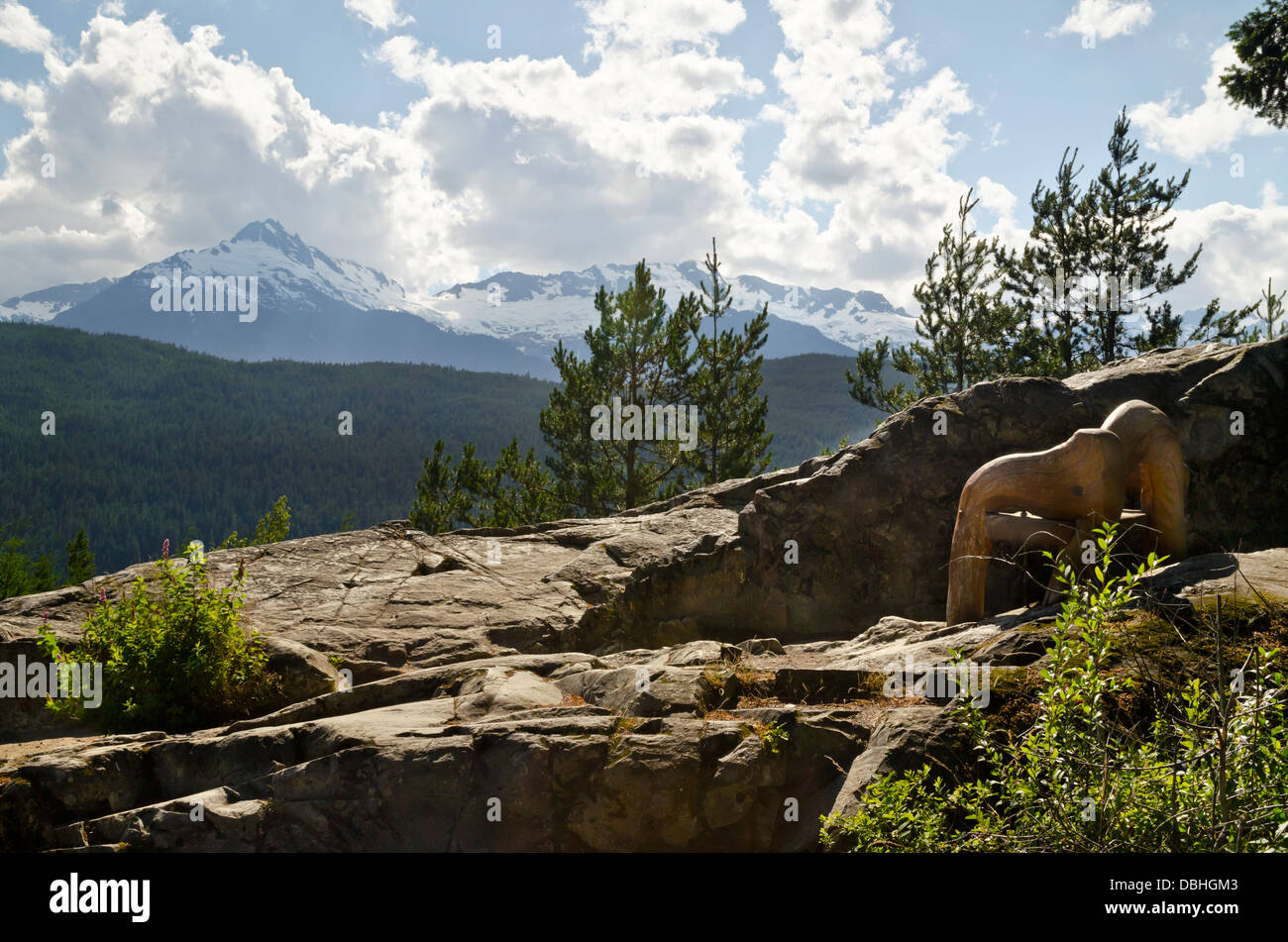 Punto panoramico che si affaccia sulla catena montuosa del Tantalus, parte delle montagne costiere viste sulla strada per Whistler. British Columbia, Canada Foto Stock