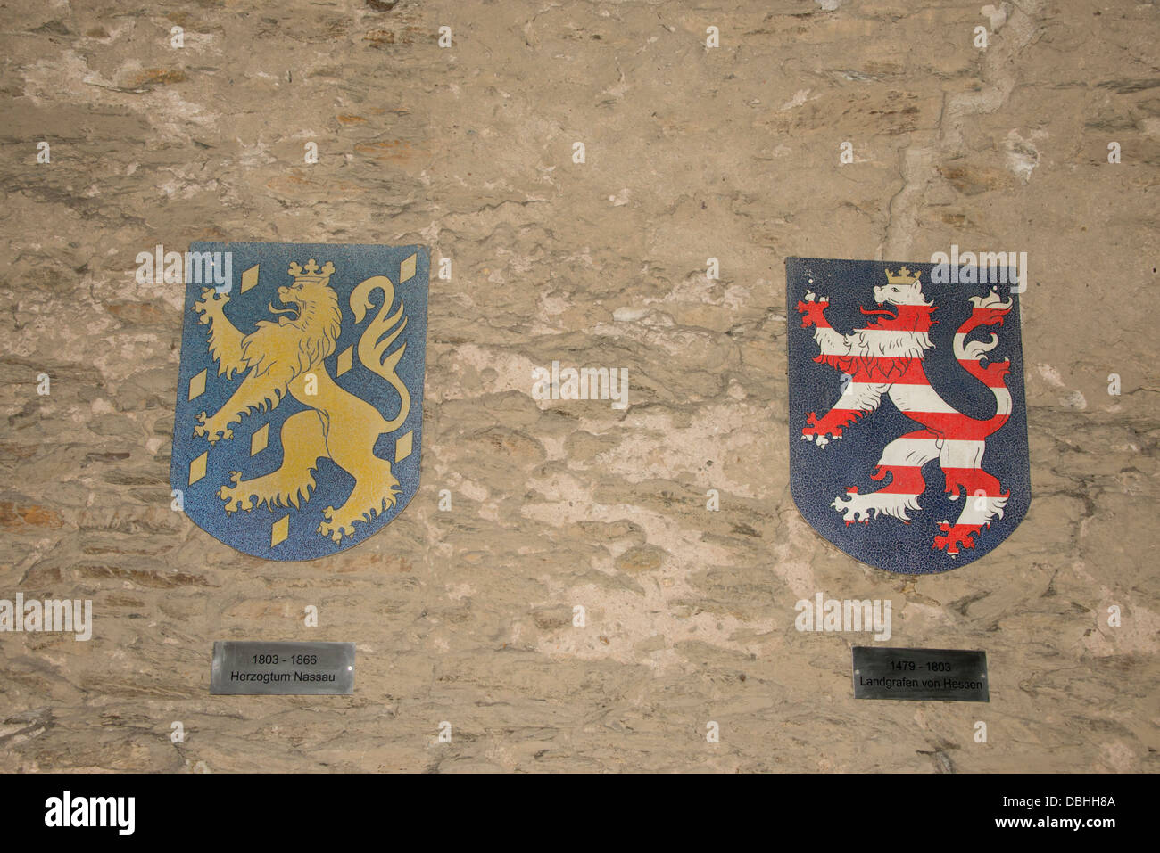 In Germania, in Renania Palatinato, Braubach, il Marksburg Castle. Stemmi e scudi. UNESCO. Foto Stock