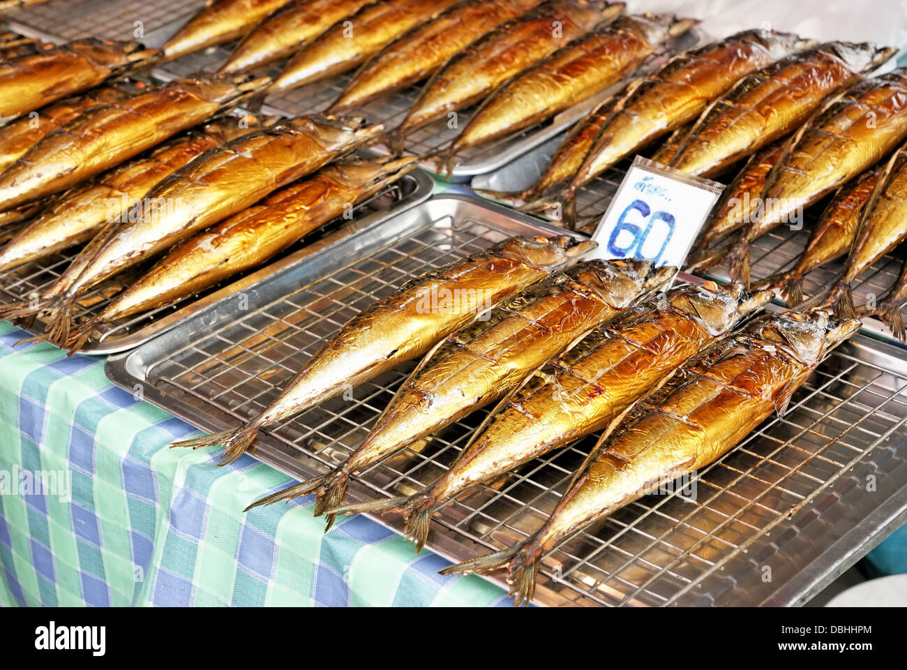 Grigliata di pesce di Saba venduti nel mercato tailandese Foto Stock