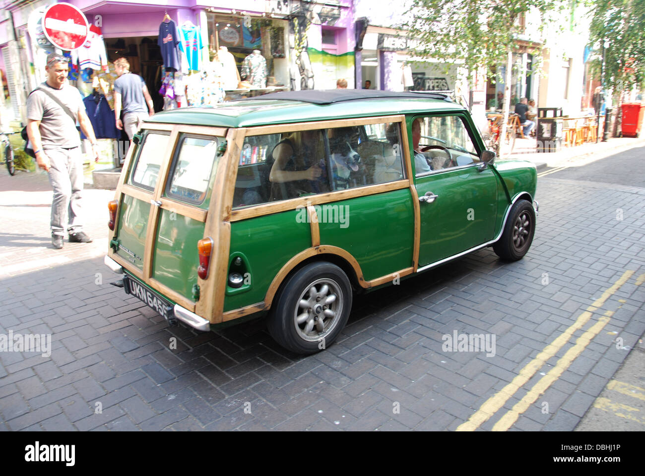 Classic MINI Countryman in Sydney Street, North Laine District Brighton Regno Unito Foto Stock