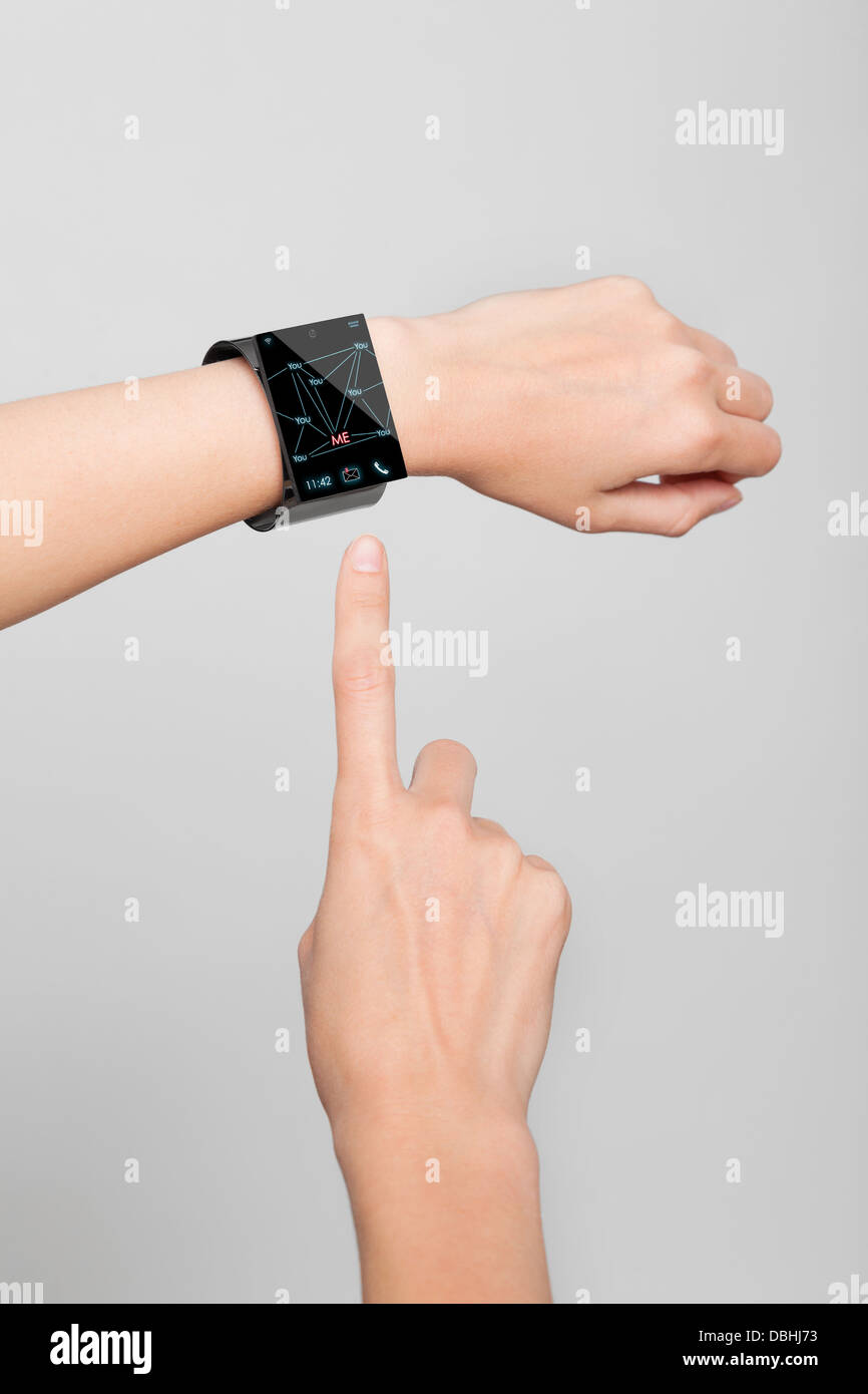 Braccio femmina con un moderno Internet Smart Watch e un simbolo per le reti sociali Foto Stock