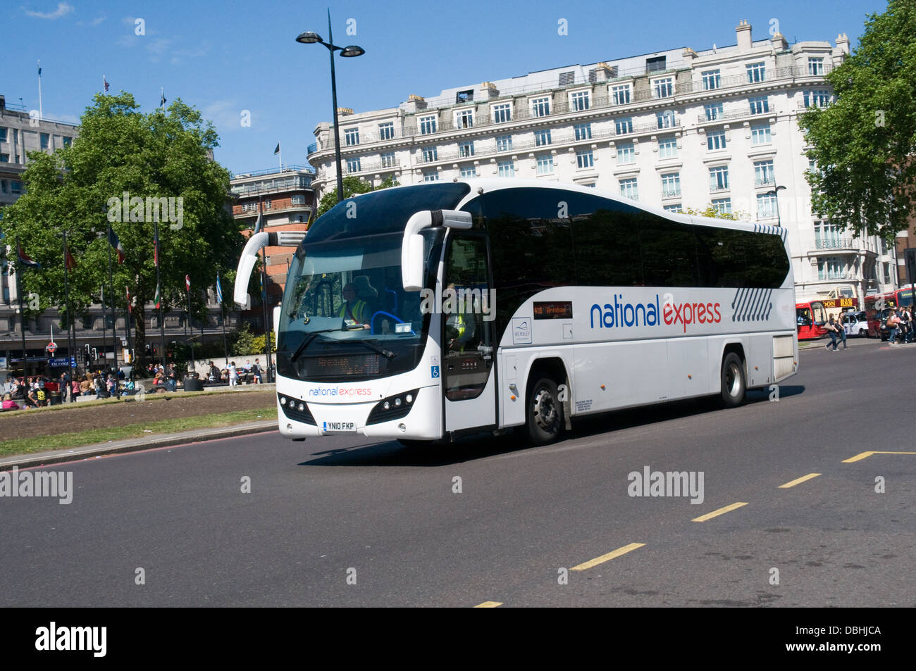 Un autobus National Express passa Marble Arch rotonda sul suo modo di Wrexham. Esso ha una Volvo B9R del telaio con la carrozzeria Plaxton Foto Stock