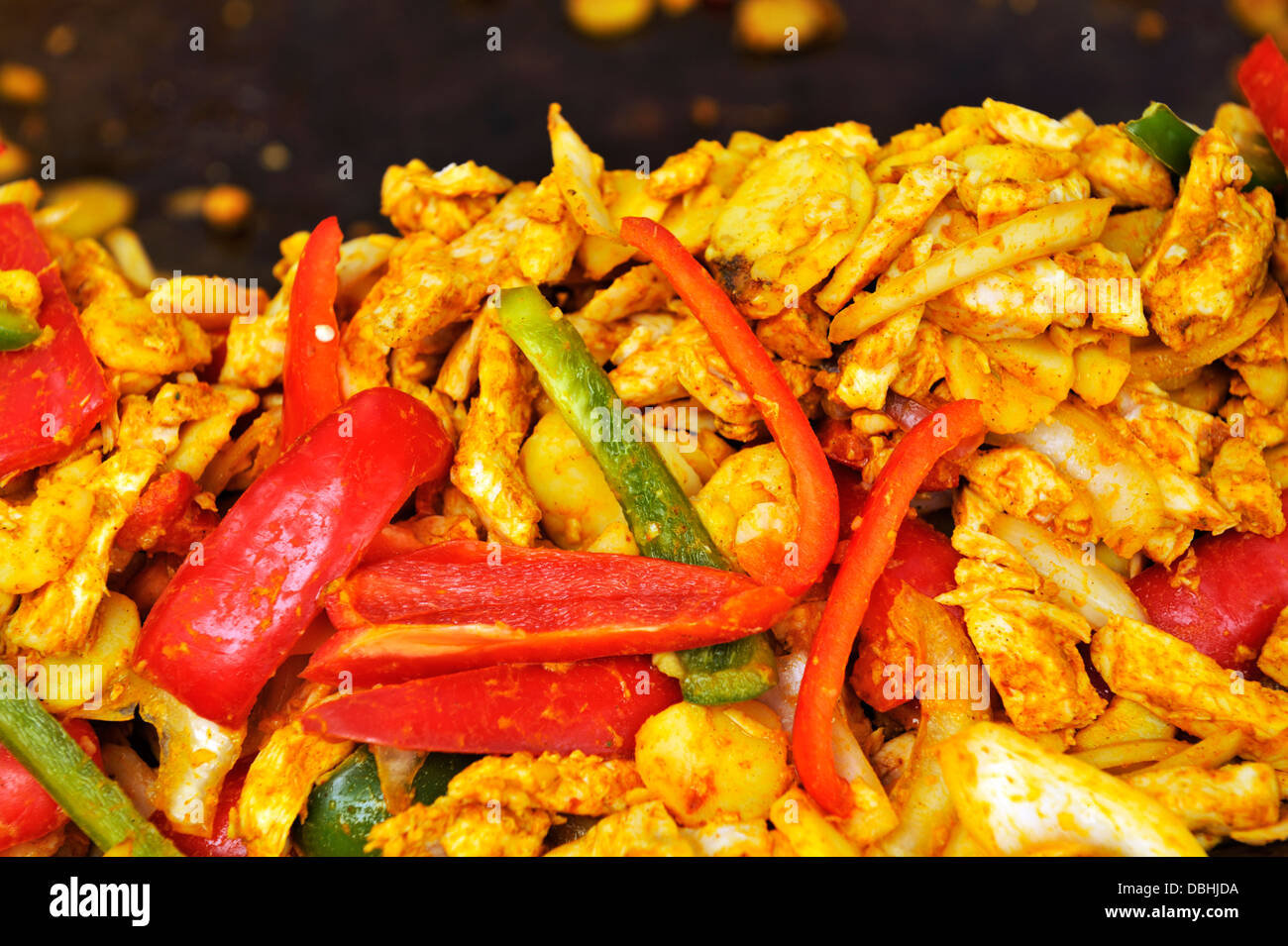 Indian pollo al curry con peperoni rossi e verdi Foto Stock