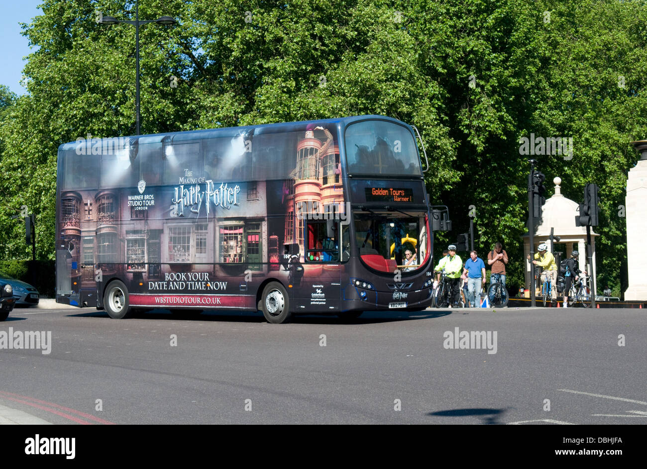 Un double deck bus è decorata in Harry Potter gli annunci pubblicitari che si corre su una rotta tra Londra e la Warner Bros Studios Foto Stock