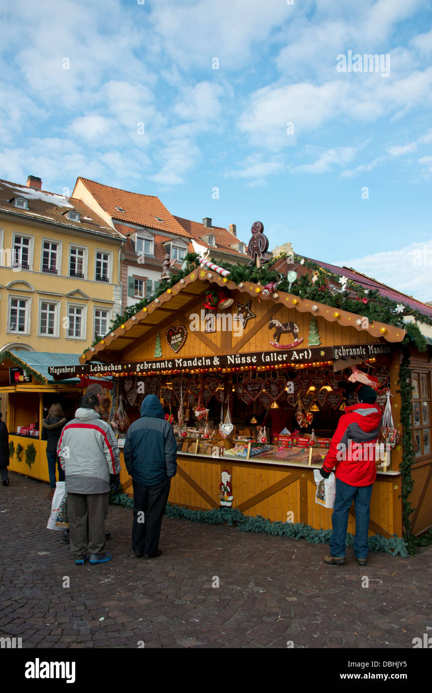 Germania, Heidelberg. Heidelberg Mercatino di Natale, tipico venditore vacanze stand. Foto Stock