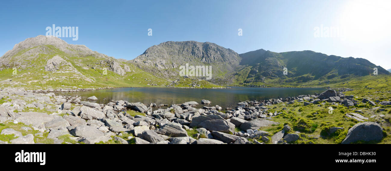 Panorama di Tryfan & Glyder Fach da Llyn Bochlwyd nel Parco Nazionale di Snowdonia. Foto Stock