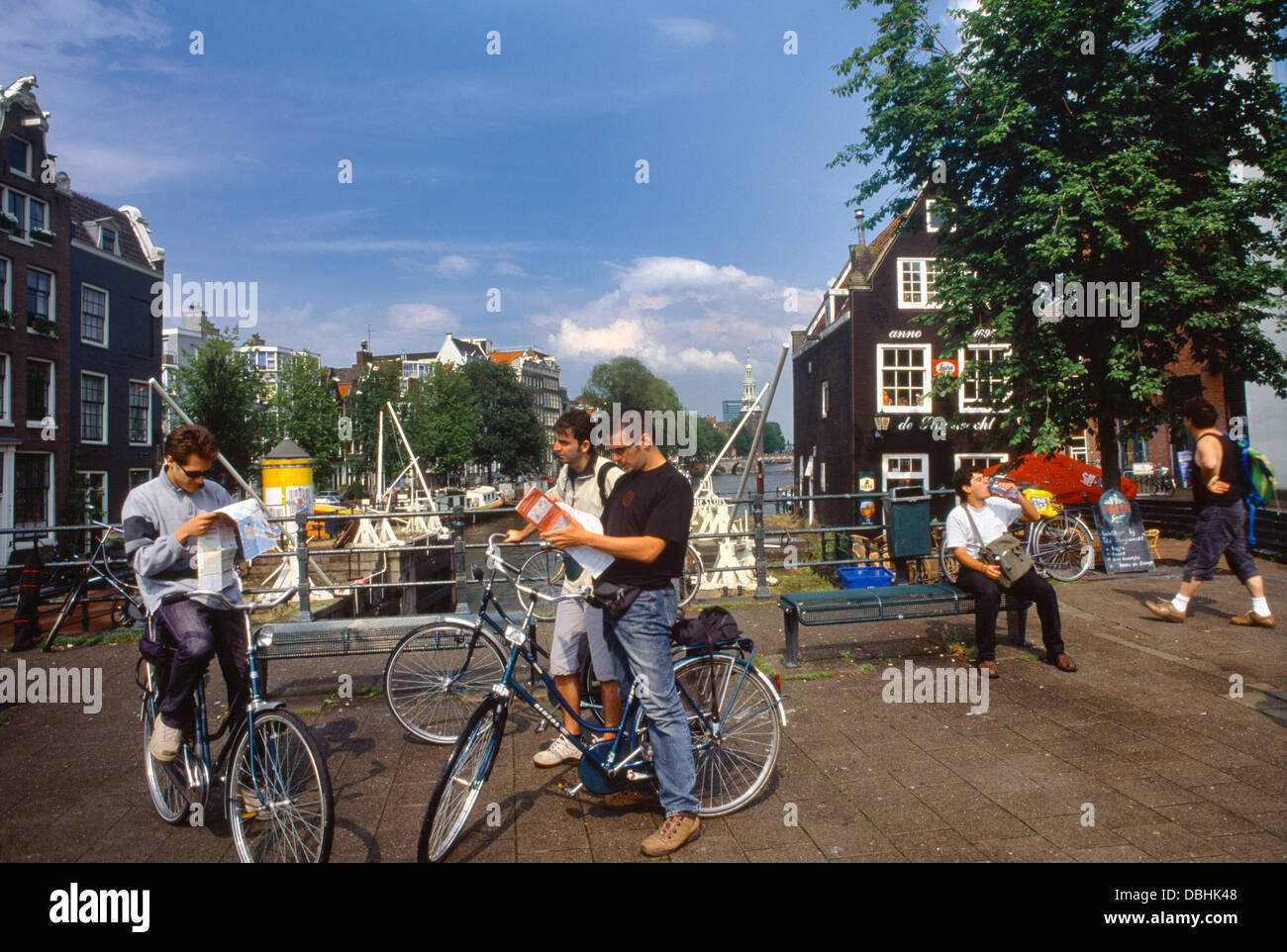 Amsterdam Olanda un gruppo di ciclisti in Cerca e Mappe da Canal Foto Stock