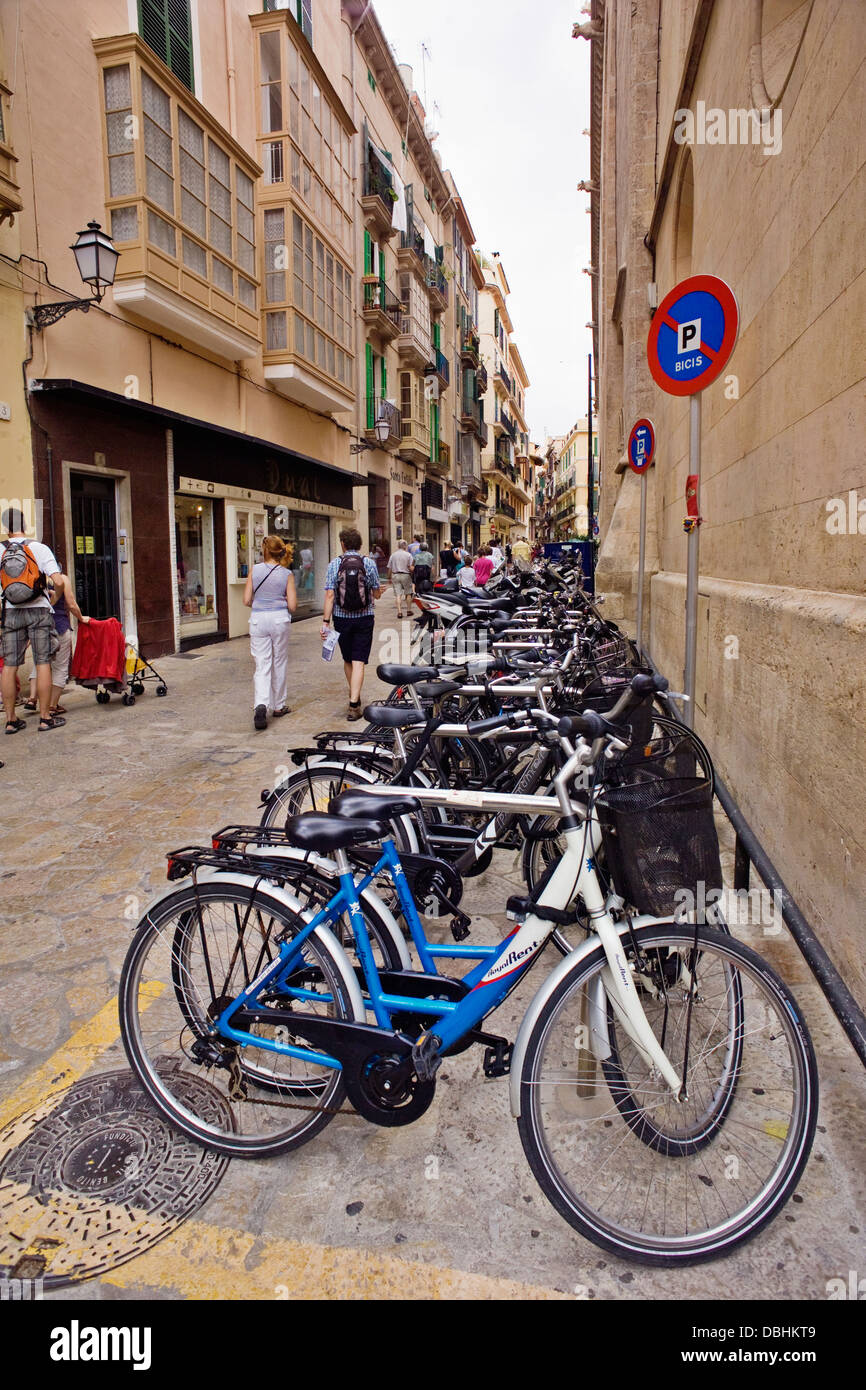 Il parcheggio per le bici, Palma de Mallorca. Foto Stock