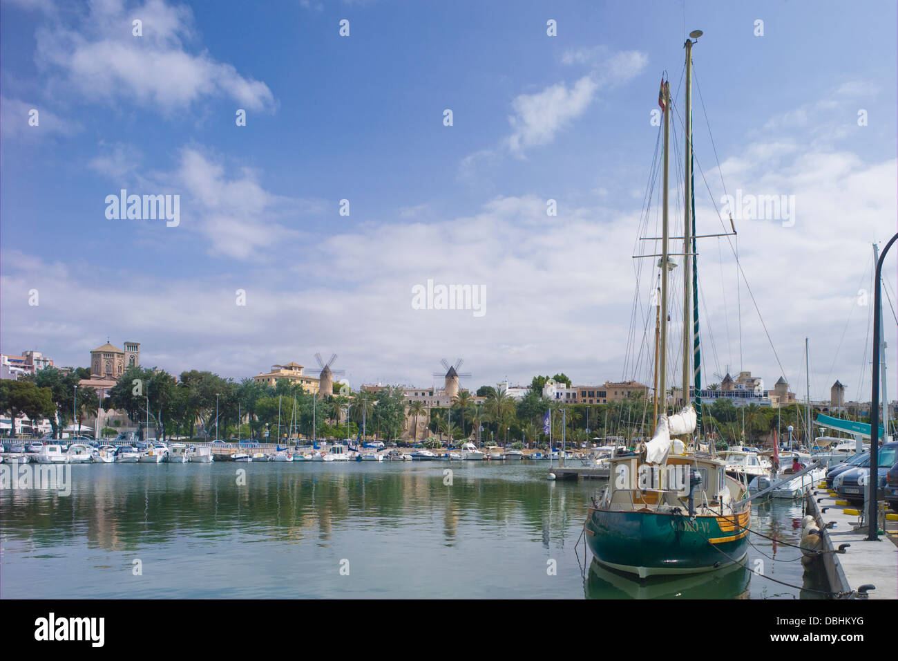 Mulini a vento e barche in Palma de Mallorca Foto Stock