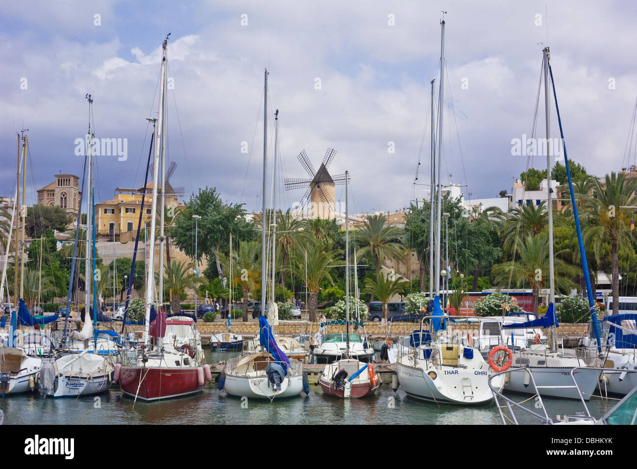 Mulini a vento e barche in Palma de Mallorca Foto Stock