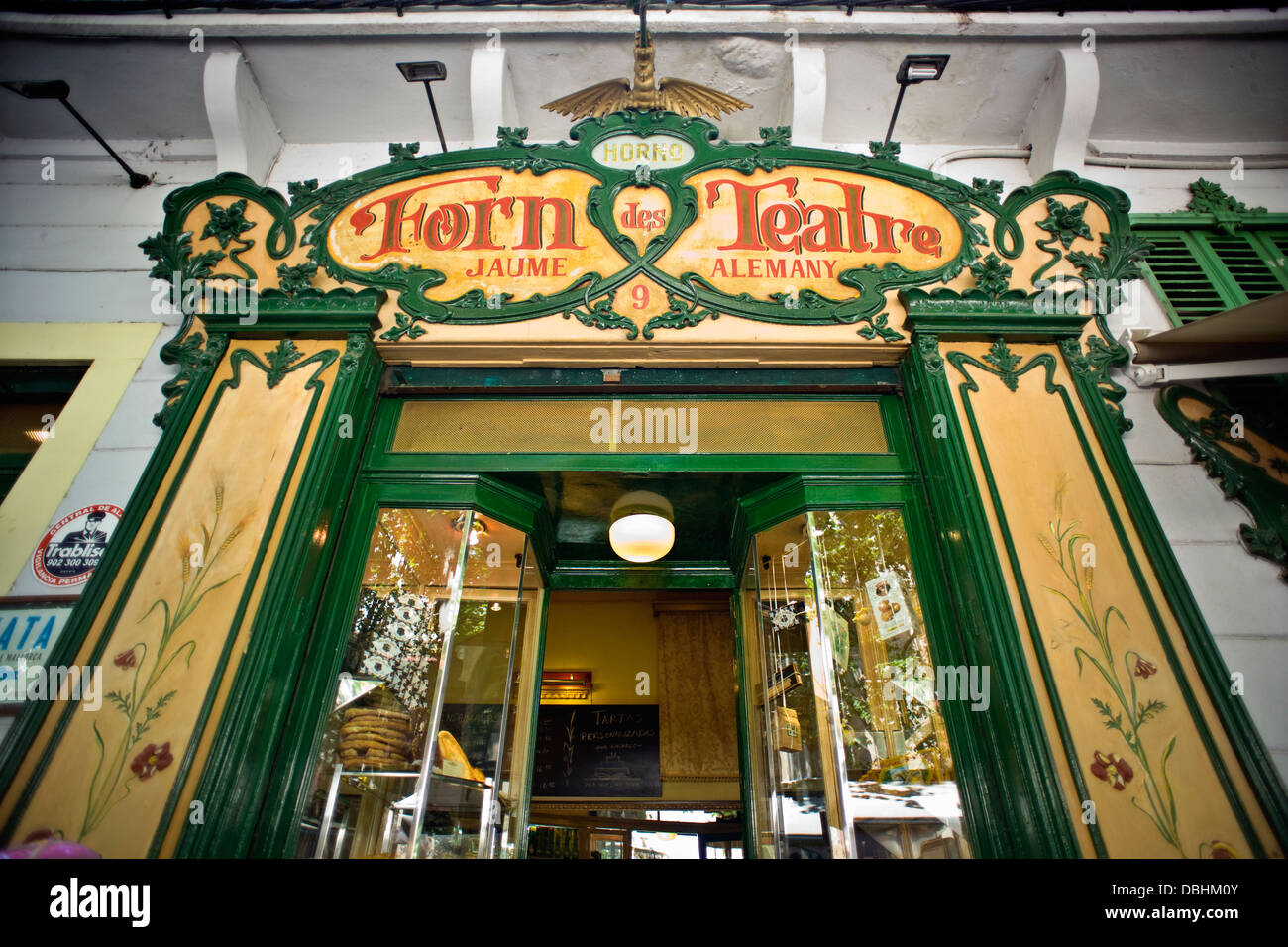 La facciata del Forn des Teatre bakery in Palma de Mallorca. Foto Stock