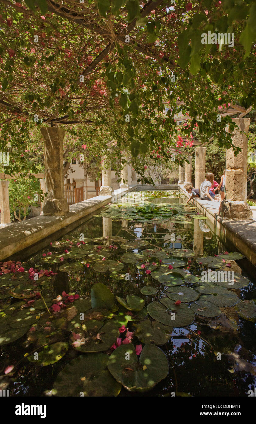 Piscina tranquilla in quella del Vescovo di giardini in Palma de Mallorca, Spagna Foto Stock