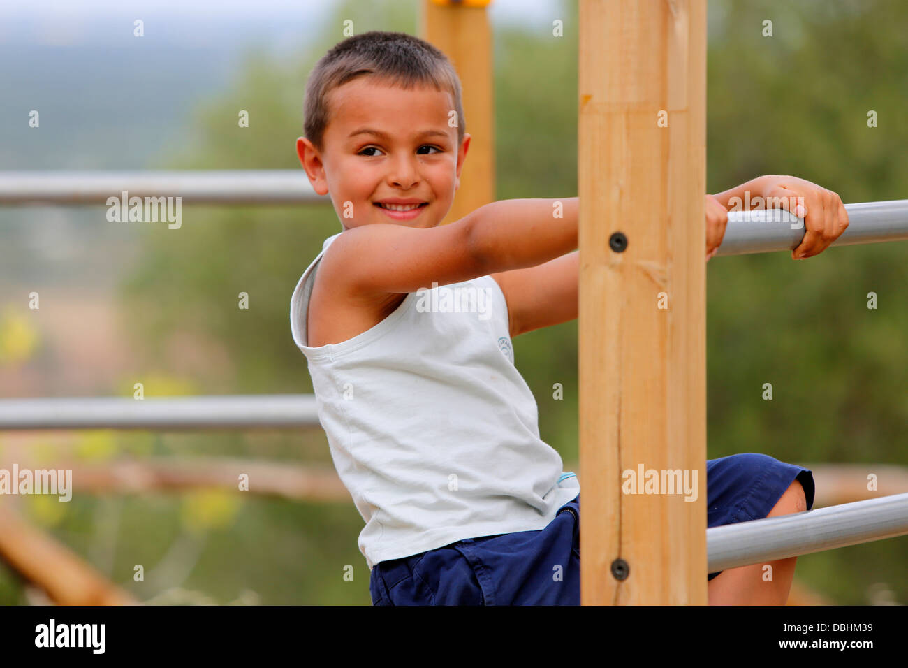 Ragazzo che si arrampica Foto Stock