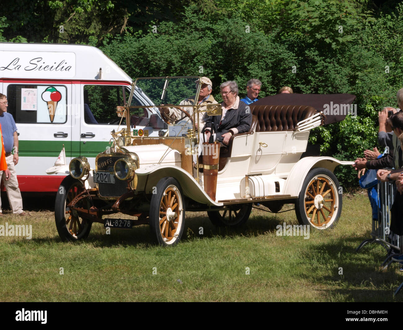 La White G-A del 1910 è un veicolo classico noto per il suo design vintage e il suo significato storico. Faceva parte della prima era automobilistica, mostrando l'ingegneria e l'artigianato dei primi anni del XX secolo. Foto Stock
