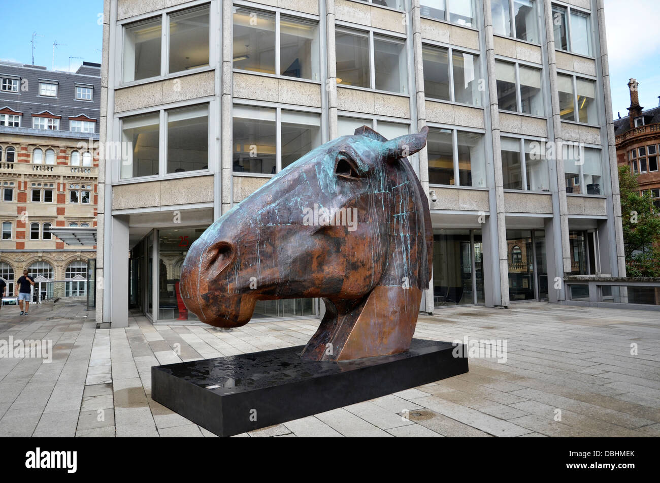 L'economista edificio di San Giacomo, Londra con una testa di cavallo scultura dell'artista Fiddian Nic verde in primo piano Foto Stock