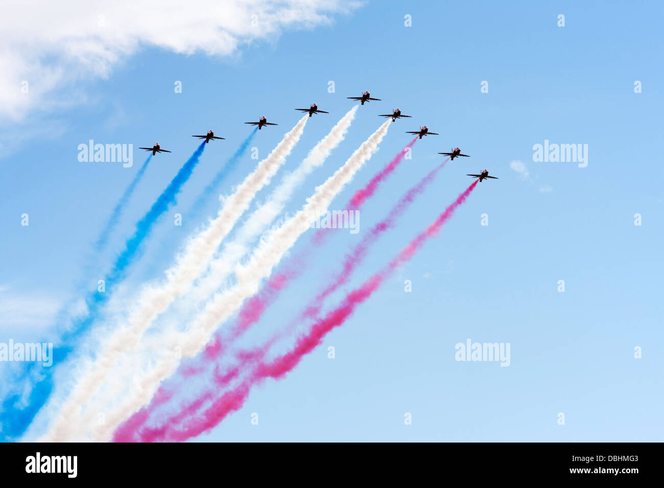 RAF frecce rosse Aerobatic Team Display in volo tailing fumo colorato su Wickenby Airfiled Foto Stock