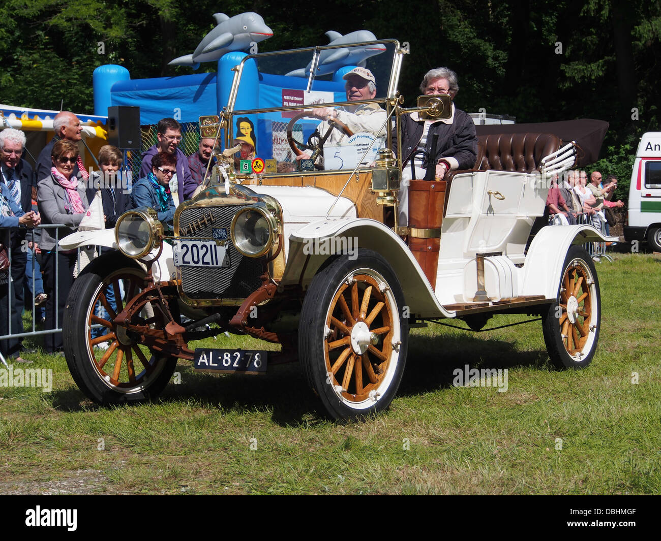 La G-A bianca del 1910, AL-82-78 5, un modello di auto d'epoca, è presente in mostre di auto d'epoca, che rappresentano il primo design automobilistico. Il veicolo è un notevole esempio di ingegneria dei primi anni del XX secolo. Foto Stock