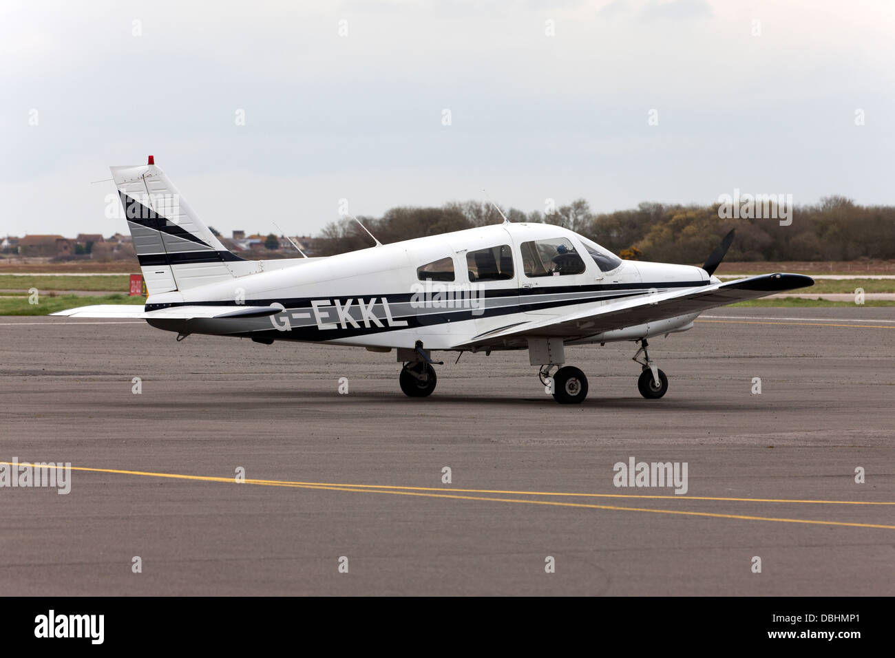 Piper PA-28-161 Cherokee Warrior II G-EKKL parcheggiata sul piazzale dell'aeroporto di Lydd Foto Stock