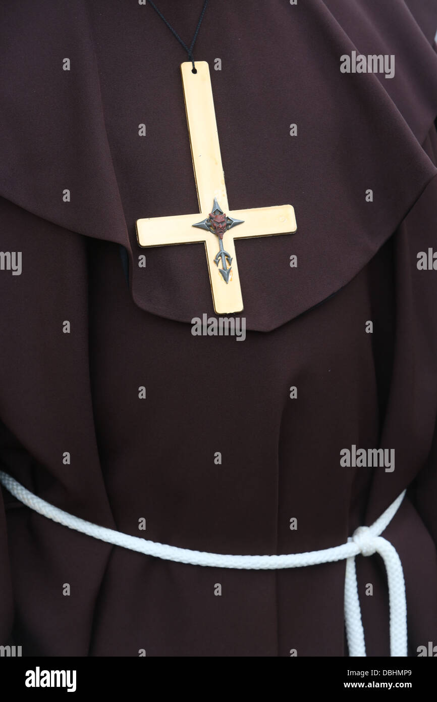 Croce capovolta o croce rovesciata. Simbolo del diavolo e l'Anticristo.  Simbolo Anti-Christian Foto stock - Alamy