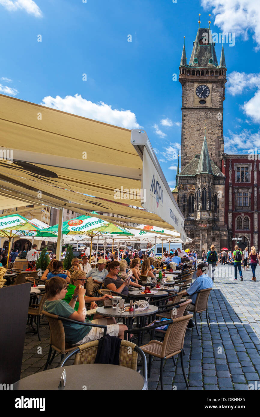 Outdoor cafe in Piazza della Città Vecchia (Staromestske namesti) Praga con il Municipio (Staromestska Radnice) nella distanza. Foto Stock