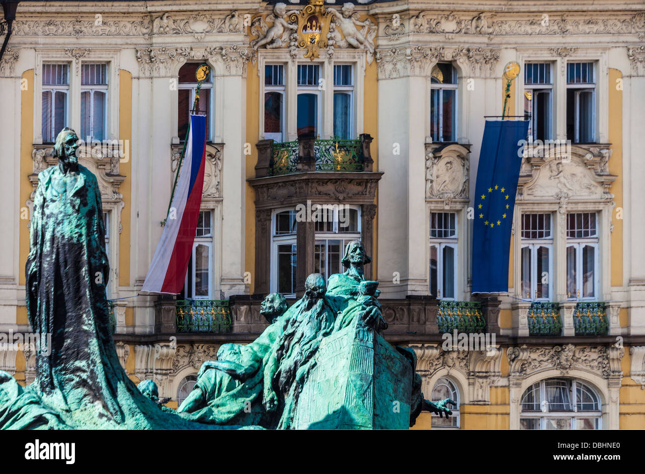 Il Jan Hus Memorial con il Ministero per lo sviluppo regionale dietro nella Piazza della Città Vecchia di Praga. Foto Stock