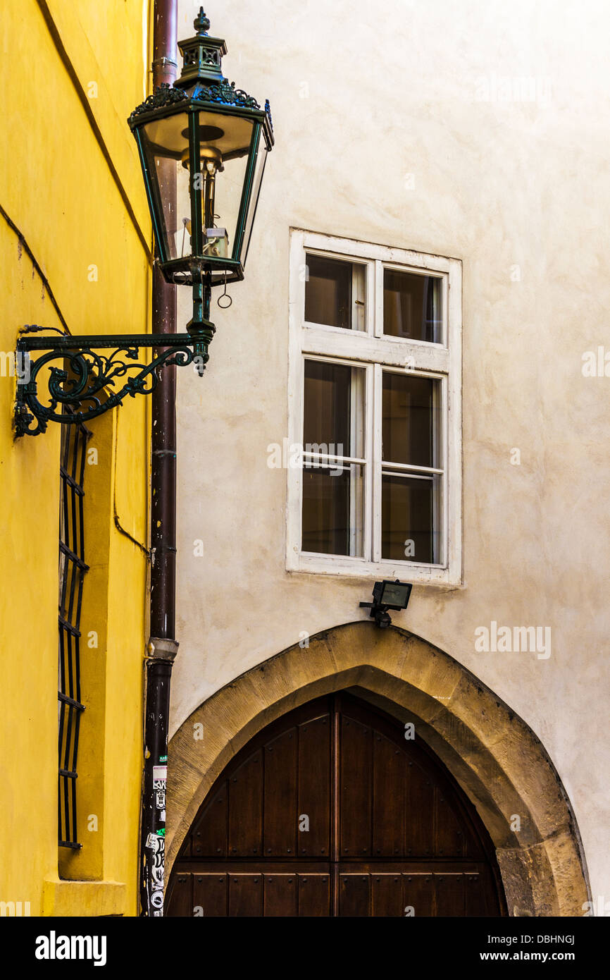 Un lampione in un piccolo angolo di una strada laterale nella storica Città Vecchia (Staré Mesto) distretto di Praga. Foto Stock