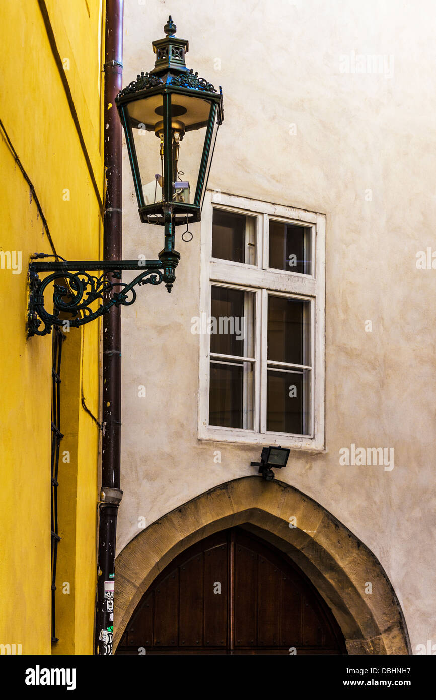 Un lampione in un piccolo angolo di una strada laterale nella storica Città Vecchia (Staré Mesto) distretto di Praga. Foto Stock
