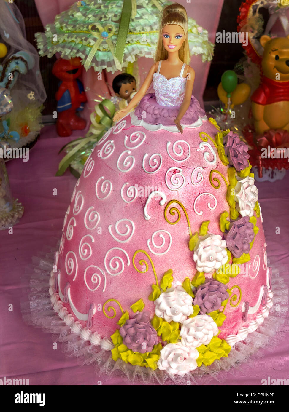 Una torta a forma di bambola Barbie del vestito è sul visualizzatore in corrispondenza di un forno nel Bronx, New York City. Foto Stock