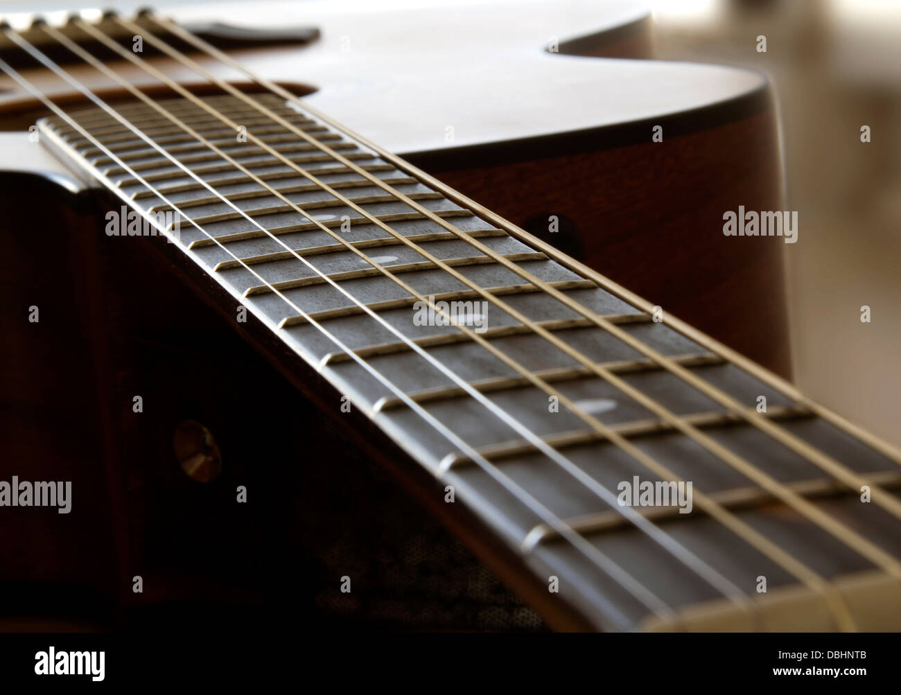 Chitarra acustica collo e stringhe Foto Stock