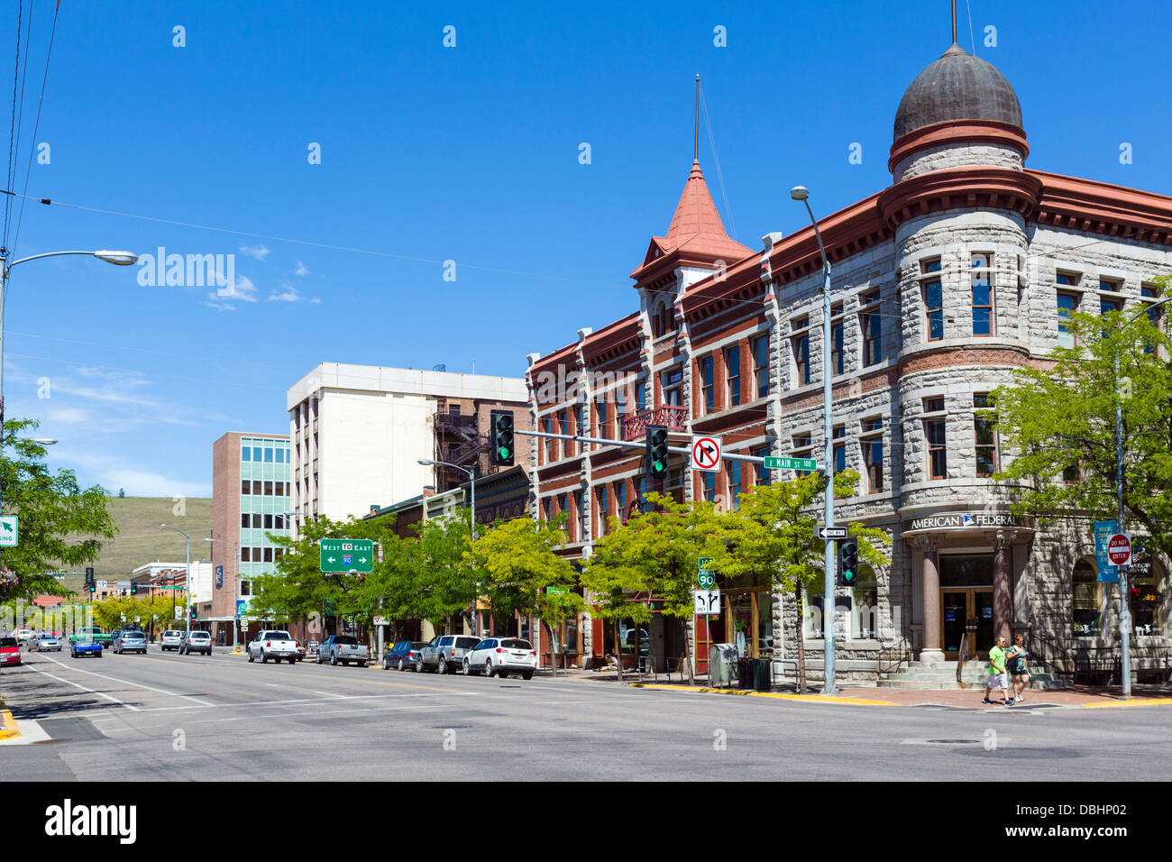 Visualizza in basso N Higgins Avenue all'incrocio con la strada principale del centro storico di Missoula, Montana, USA Foto Stock