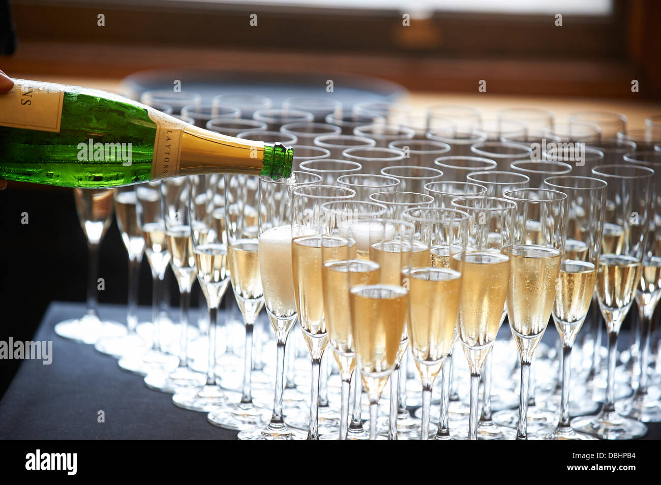 Versando champagne Foto Stock