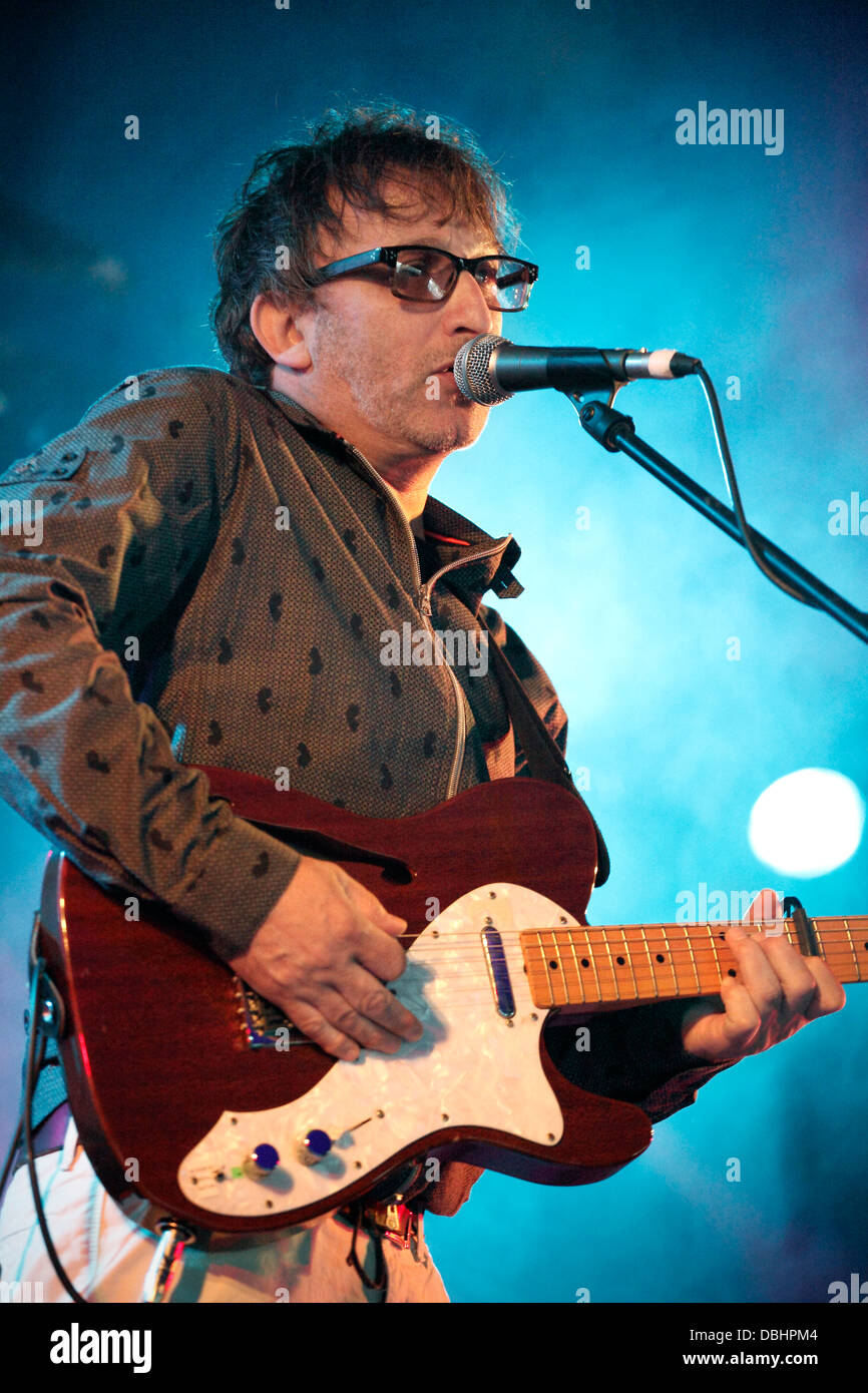 Ian Broudie dei Lightning Seeds performing live a Kendal Calling Festival 2013 sulla chiamando fuori fase. Foto Stock