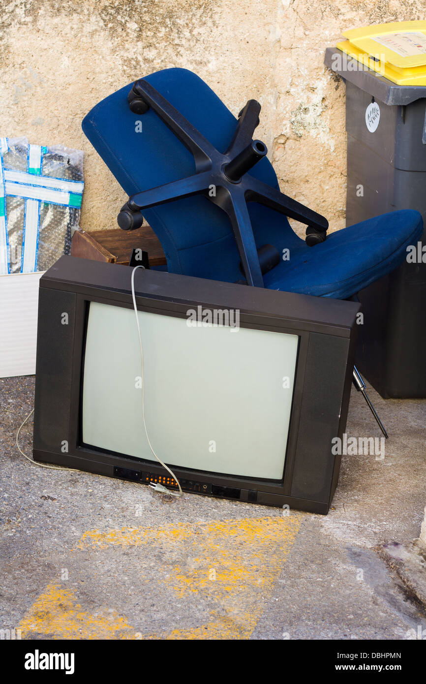 Vecchia televisione sdraiato sul pavimento accanto al vassoio Foto Stock