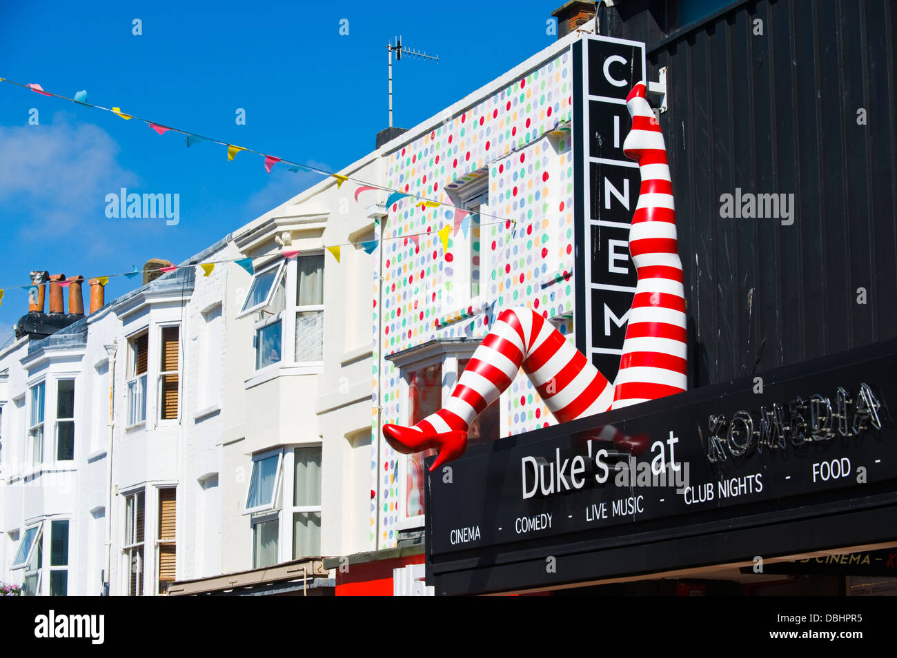 Gambe scultura su esterno del Duca di Cinema in North Laine Brighton East Sussex England Regno Unito Foto Stock