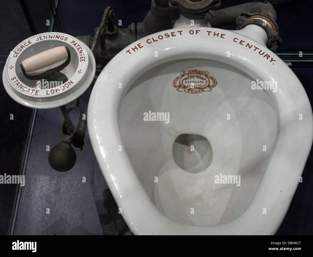 Armadio vittoriano WC del futuro da Longton Stoke-on-Trent Gran Bretagna mostrando il patrimonio di ceramiche al Gladstone Pottery Museum Foto Stock
