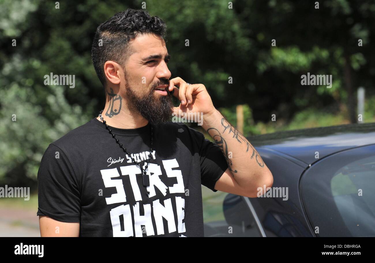 Berlino, Germania. 31 Luglio, 2013. Il rapper Bushido telefoni nella parte anteriore dell'ufficio della sua etichetta musicale a Berlino, Germania, 31 luglio 2013. Un raid ha preso posti nelle camere ufficio il mercoledì mattina. Secondo il perseguimento di Berlino il raid è stato quello di trovare le prove per la creazione di Bushido la canzone "stress ohne Grund" messo sull'indice come pure per le modalità di distribuzione e dei ricavi. Foto: PAOLO ZINKEN/dpa/Alamy Live News Foto Stock