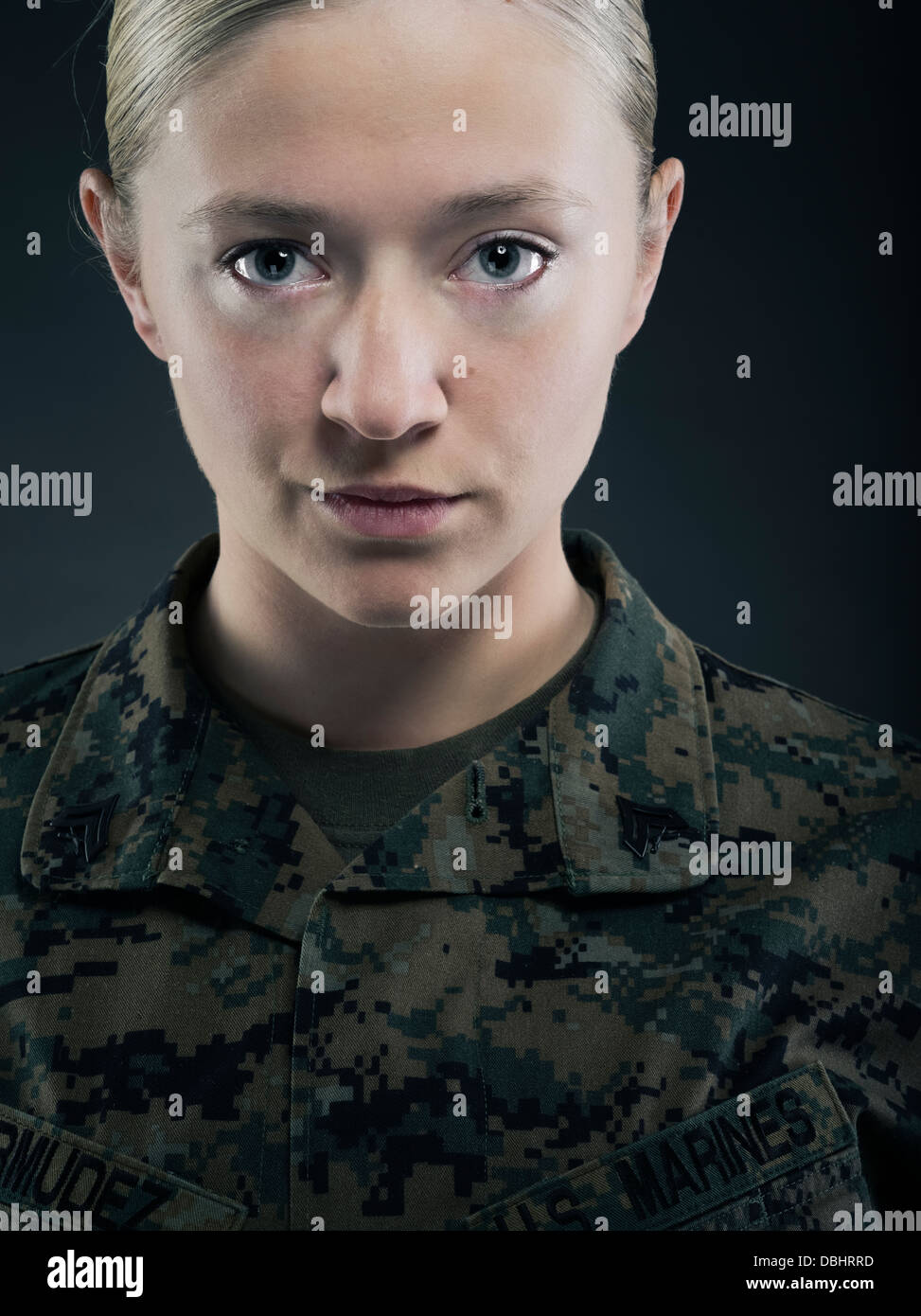 Ritratto di donna United States Marine Corps soldato in uniforme di utilità MARPAT disturbato camouflage Foto Stock