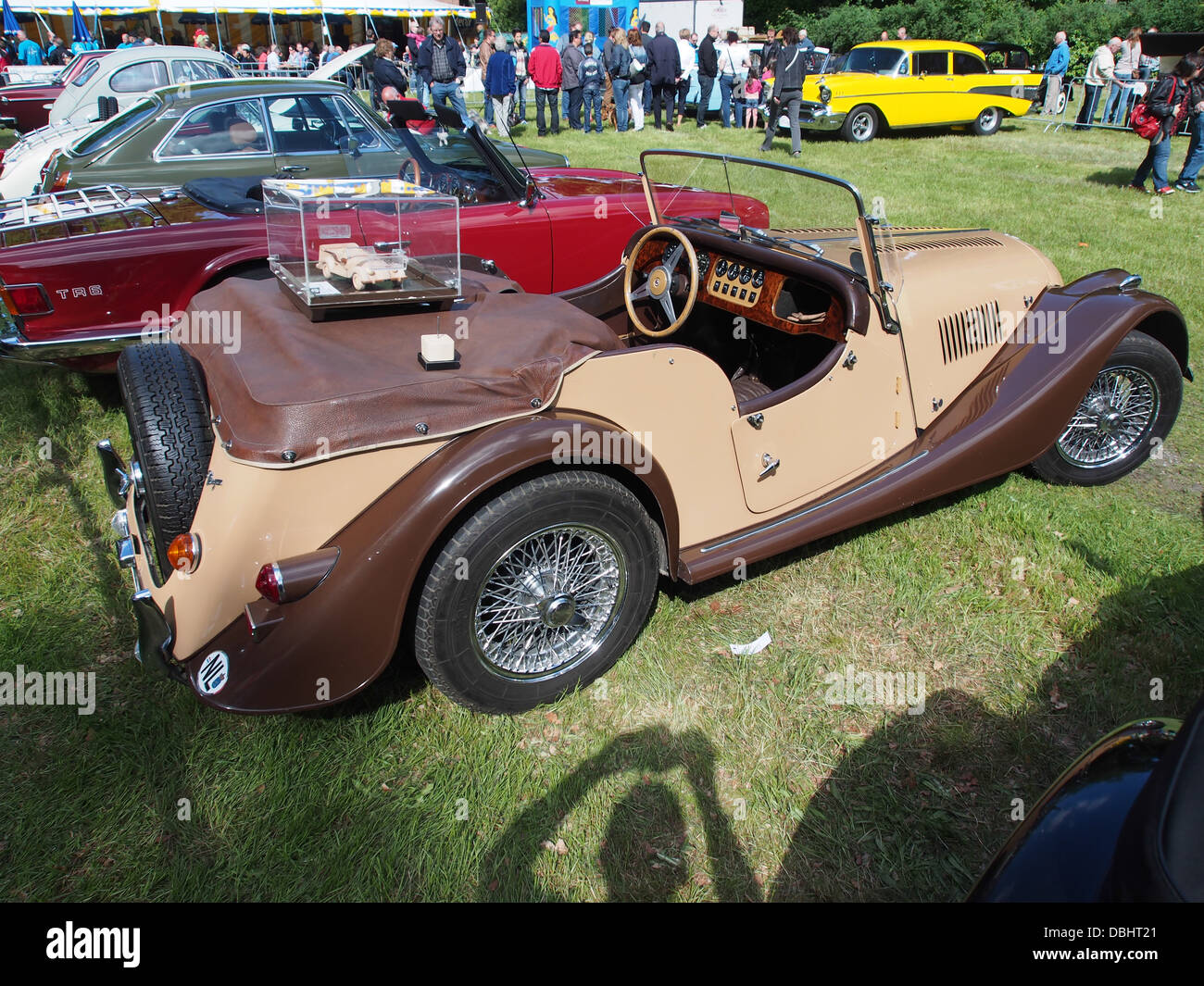 La Morgan del 1977 4/4, una classica auto britannica, è esposta ad una mostra di auto d'epoca. Conosciuta per il suo telaio in legno e il suo design distintivo, la Morgan 4/4 è un esempio senza tempo della maestria automobilistica britannica. Foto Stock